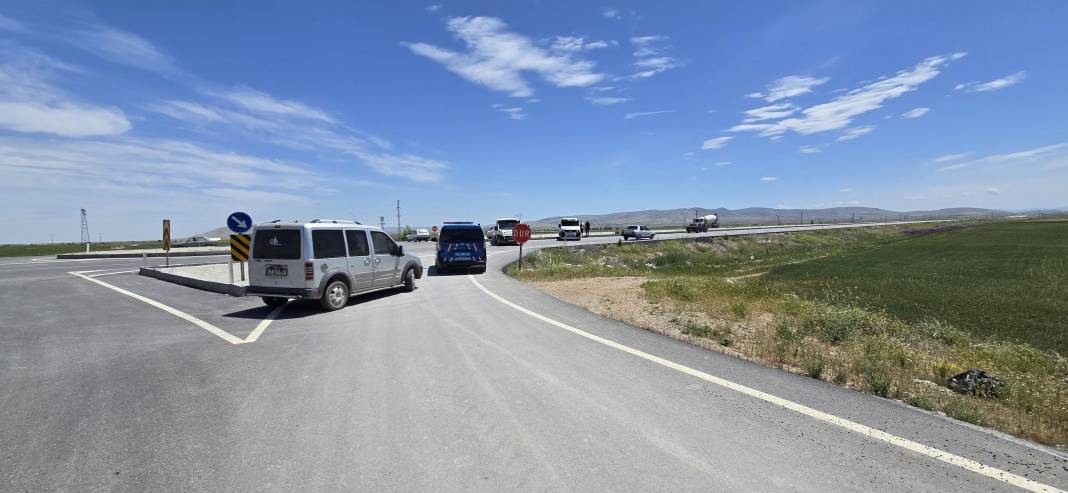 Konya’da kaza! Kavşakta çarpışan araçlar bu hale geldi 6